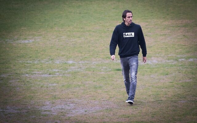 Yossi Benayoun photographié au centre d'entraînement de son ancien club du Beitar Jérusalem, le 27 janvier 2017. (Yonatan Sindel/Flash90) Yossi Benayoun photographié au centre d'entraînement de son ancien club du Beitar Jérusalem, le 27 janvier 2017. (Yonatan Sindel/Flash90)