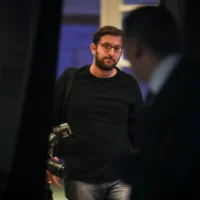 Le conseiller médias du Likud, Jonatan Urich, arrive à une conférence organisée par « Makor Rishon » et l'Institut israélien de la démocratie au Centre international des congrès de Jérusalem, le 11 novembre 2019. (Noam Revkin)