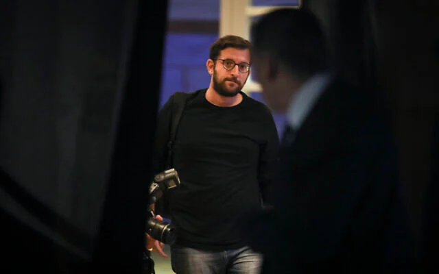 Le conseiller médias du Likud, Jonatan Urich, arrive à une conférence organisée par « Makor Rishon » et l'Institut israélien de la démocratie au Centre international des congrès de Jérusalem, le 11 novembre 2019. (Noam Revkin) Le conseiller médias du Likud, Jonatan Urich, arrive à une conférence organisée par « Makor Rishon » et l'Institut israélien de la démocratie au Centre international des congrès de Jérusalem, le 11 novembre 2019. (Noam Revkin)