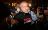 Gonen Ben Yitzhak est arrêté par la police lors de manifestations contre le Premier ministre Benjamin Netanyahu à Jérusalem, le 18 juillet 2020 (Crédit : Olivier Fitoussi/Flash90)