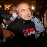 Gonen Ben Yitzhak est arrêté par la police lors de manifestations contre le Premier ministre Benjamin Netanyahu à Jérusalem, le 18 juillet 2020 (Crédit : Olivier Fitoussi/Flash90)