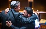 Le dirigeant d'Otzma Yehudit, Itamar Ben Gvir (à gauche), et le député Almog Cohen s'embrassent à la Knesset à Jérusalem, le 22 novembre 2022. (Crédit : Olivier Fitoussi/Flash90)