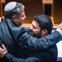 Le dirigeant d'Otzma Yehudit, Itamar Ben Gvir (à gauche), et le député Almog Cohen s'embrassent à la Knesset à Jérusalem, le 22 novembre 2022. (Crédit : Olivier Fitoussi/Flash90)