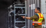 Des sacs contenant les restes humains des  victimes du pogrom du Hamas, le 7 octobre 2023, sont empilés dans un conteneur à la base militaire de Shura, près de Ramle, le 24 octobre 2023. (Crédit : Yossi Aloni/Flash90)