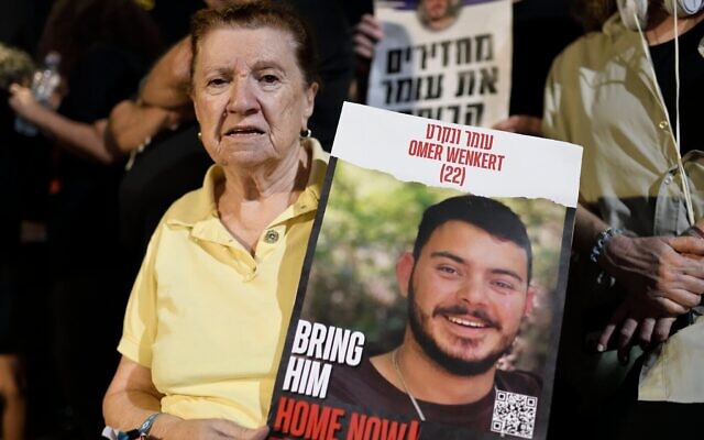 Tzili Wenkert, survivante de la Shoah et grand-mère d'Omer Wenkert, retenu en otage par les terroristes du Hamas à Gaza, assiste à une manifestation sur la Place des Otages à Tel Aviv, le 28 octobre 2023. (Crédit : Gili Yaari /FLASH90)