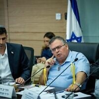 Les deputés du Likud (de gauche à droite) Shlomo Karhi, David Bitan et David Amsalem assistant à une réunion de commission, à la Knesset, le 20 novembre 2023. (Crédit : Yonatan Sindel/Flash90)