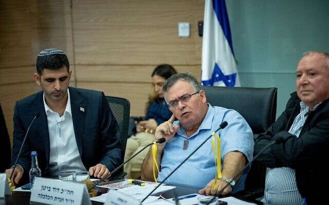 Les deputés du Likud (de gauche à droite) Shlomo Karhi, David Bitan et David Amsalem assistant à une réunion de commission, à la Knesset, le 20 novembre 2023. (Crédit : Yonatan Sindel/Flash90)
