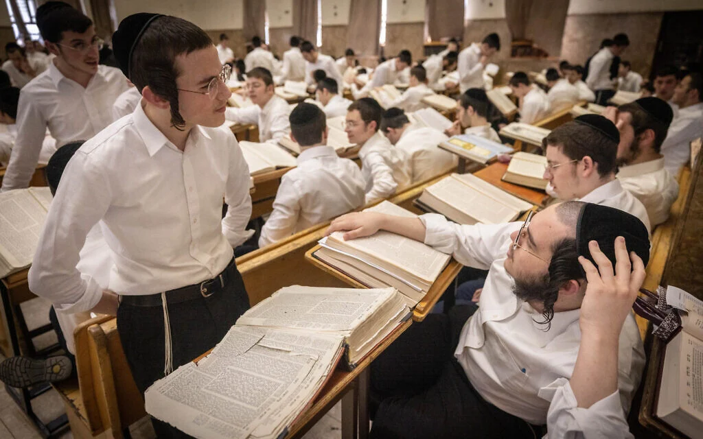 Des juifs ultra-orthodoxes étudient à la yeshiva de Ponevezh à Bnei Brak, le 27 février 2024. (Chaim Goldberg/Flash90) Des juifs ultra-orthodoxes étudient à la yeshiva de Ponevezh à Bnei Brak, le 27 février 2024. (Chaim Goldberg/Flash90)