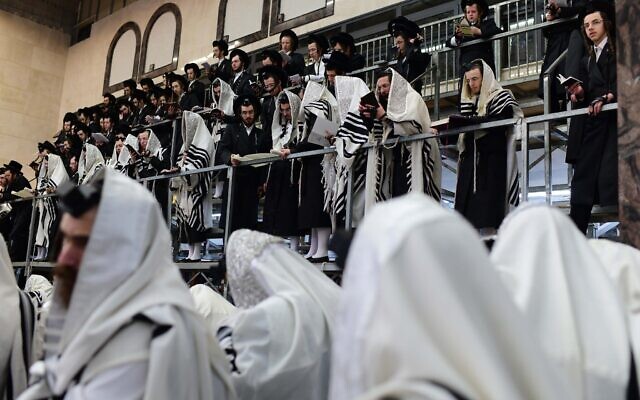 Illustration : des Juifs hassidiques dans une synagogue de Bnei Brak, le 24 mars 2024. (Tomer Neuberg/Flash90)