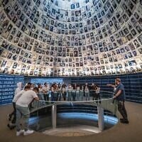 Des visiteurs au musée commémoratif de la Shoah Yad Vashem à Jérusalem le 2 mai 2024, avant la journée israélienne de commémoration de la Shoah. (Yonatan Sindel/Flash90)