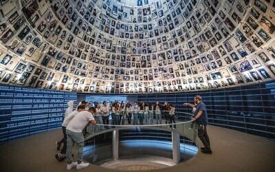 Des visiteurs au musée commémoratif de la Shoah Yad Vashem à Jérusalem le 2 mai 2024, avant la journée israélienne de commémoration de la Shoah. (Yonatan Sindel/Flash90)