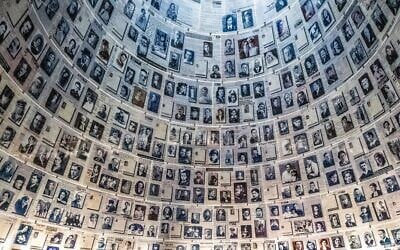 Des visiteurs au musée mémorial de la Shoah Yad Vashem, à Jérusalem, le 2 mai 2024, à la veille de Yom HaShoah. (Crédit : Yonatan Sindel/Flash90)
