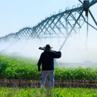 Irrigation des champs près de la frontière de Gaza, dans le sud d'Israël, le 19 décembre 2024. (Crédit : Moshe Shai/FLASH90)