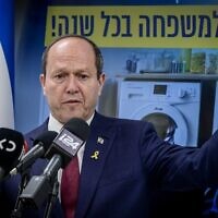 Le ministre de l'Économie Nir Barkat s'exprimant lors d'une conférence de presse, dans son bureau, à Tel Aviv, le 27 juin 2024. (Crédit : Avshalom Sassoni/ Flash90)
