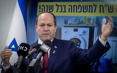 Le ministre de l'Économie Nir Barkat s'exprimant lors d'une conférence de presse, dans son bureau, à Tel Aviv, le 27 juin 2024. (Crédit : Avshalom Sassoni/ Flash90)