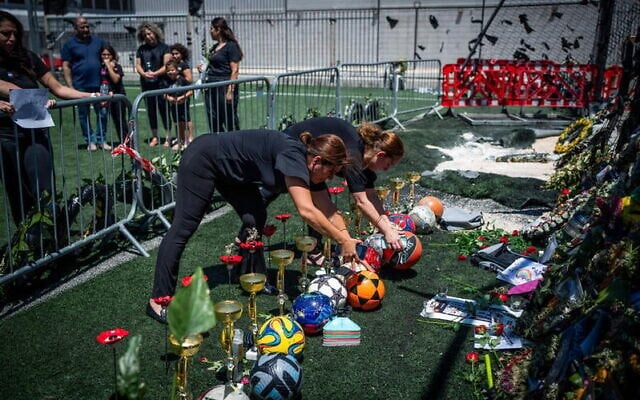 Des camarades et professeurs d'enfants druzes tués lors d'une attaque de missiles du Hezbollah sur le terrain de football du village druze de Majdal Shams, sur le plateau du Golan, visitent le site pour leur rendre hommage, le 2 août 2024. (Erik Marmor/Flash90) Des camarades et professeurs d'enfants druzes tués lors d'une attaque de missiles du Hezbollah sur le terrain de football du village druze de Majdal Shams, sur le plateau du Golan, visitent le site pour leur rendre hommage, le 2 août 2024. (Erik Marmor/Flash90)