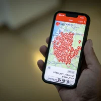 Une application du Commandement du front intérieur montrant des alertes dans le centre d'Israël au début du 15 septembre 2024. (Crédit : Chaim Goldberg/ FLASH90)