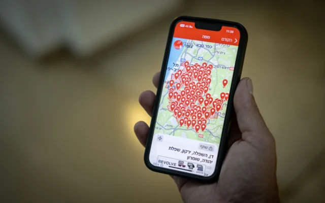Une application du Commandement du front intérieur montrant des alertes dans le centre d'Israël au début du 15 septembre 2024. (Crédit : Chaim Goldberg/ FLASH90)