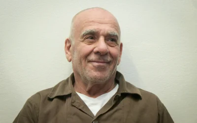 Moti Maman, accusé d'avoir été recruté par l'Iran pour mener à bien un complot visant à assassiner le Premier ministre, le ministre de la Défense ou le chef du Shin Bet, comparaîssant devant un tribunal de Beer Sheva, le 19 septembre 2024. (Crédit : Dudu Greenspan/Flash90)