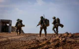 Des soldats de l’armée israélienne, en opération à Beit Lahiya, dans le nord de la bande de Gaza, le 28 novembre 2024. (Crédit : Oren Cohen/Flash90)