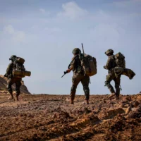 Des soldats israéliens en opération à Beit Lahia, dans le nord de la bande de Gaza, le 28 novembre 2024. (Crédit : Oren Cohen/Flash90)