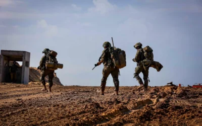 Des soldats de l’armée israélienne, en opération à Beit Lahiya, dans le nord de la bande de Gaza, le 28 novembre 2024. (Crédit : Oren Cohen/Flash90)