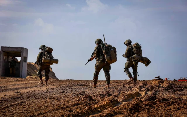 Des soldats de l’armée israélienne, en opération à Beit Lahiya, dans le nord de la bande de Gaza, le 28 novembre 2024. (Crédit : Oren Cohen/Flash90)