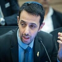 Le député Likud Ariel Kallner assistant à une réunion d'une commission de la Knesset, à Jérusalem, le 9 décembre 2024. (Crédit : Yonatan Sindel/Flash90)