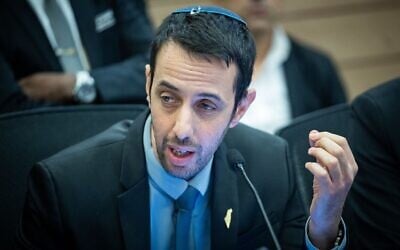 Le député Likud Ariel Kallner assistant à une réunion d'une commission de la Knesset, à Jérusalem, le 9 décembre 2024. (Crédit : Yonatan Sindel/Flash90)