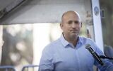 Naftali Bennett lors d'une cérémonie de commémoration pour un soldat israélien tué, au cimetière militaire du mont Herzl, à Jérusalem, le 25 décembre 2024. (Crédit : Chaïm Goldberg/ Flash90)