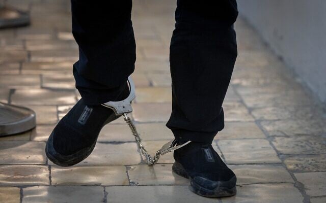 Illustration : Un homme menotté aux pieds, au tribunal de Jérusalem, le 2 janvier 2025. (Crédit : Chaïm Goldberg/Flash90)