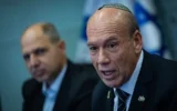 Le contrôleur de l'État Matanyahu Englman assistant à une réunion de la commission des Finances de la Knesset, à Jérusalem, le 6 janvier 2025. (Crédit : Yonatan Sindel/Flash90)