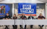 Des membres du forum Gvura , des familles ayant perdu un proche et des activistes lors d'une conférence de presse dénonçant un accord sur les otages avec le Hamas à Jérusalem, le 12 janvier 2025. (Crédit : Chaim Goldberg/Flash90)