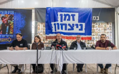 Des membres du forum Gvura , des familles ayant perdu un proche et des activistes lors d'une conférence de presse dénonçant un accord sur les otages avec le Hamas à Jérusalem, le 12 janvier 2025. (Crédit : Chaim Goldberg/Flash90)