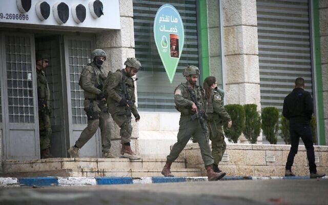 Des soldats israéliens lors d'un raid militaire à Tulkarem, en Cisjordanie, le 21 février 2025. (Crédit : Nasser Ishtayeh/Flash90) Des soldats israéliens lors d'un raid militaire à Tulkarem, en Cisjordanie, le 21 février 2025. (Crédit : Nasser Ishtayeh/Flash90)
