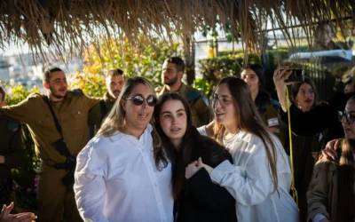 L'ancienne otage Agam Berger (au centre) et des membres de sa famille visitent la Vieille ville de Jérusalem, le 28 février 2025. (Crédit : Chaim Goldberg/Flash90)