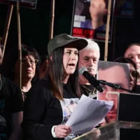 Anat Angrest, la mère de l'otage Matan Angrest, prend la parole lors d'un rassemblement à Tel Aviv, le 8 mars 2025, pour demander la libération des Israéliens retenus en otage par les terroristes du Hamas à Gaza. (Crédit : Avshalom Sassoni/Flash90)