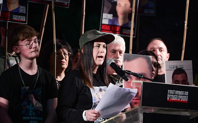 Anat Angrest, la mère de l'otage Matan Angrest, prend la parole lors d'un rassemblement à Tel Aviv, le 8 mars 2025, pour demander la libération des Israéliens retenus en otage par les terroristes du Hamas à Gaza. (Crédit : Avshalom Sassoni/Flash90) Anat Angrest, la mère de l'otage Matan Angrest, prend la parole lors d'un rassemblement à Tel Aviv, le 8 mars 2025, pour demander la libération des Israéliens retenus en otage par les terroristes du Hamas à Gaza. (Crédit : Avshalom Sassoni/Flash90)