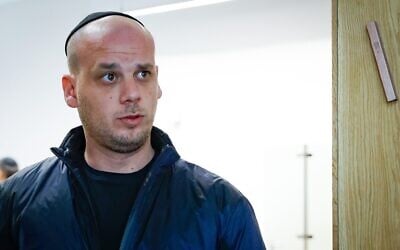 Eli Feldstein arrivant pour une audience au tribunal de Tel Aviv, le 11 mars 2025. (Crédit : Yehoshua Yosef/Flash90)