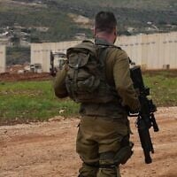 Des soldats israéliens gardant la barrière frontalière israélo-libanaise, dans le nord d'Israël, le 22 mars 2025. (Crédit : Ayal Margolin/Flash90)