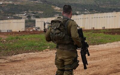 Des soldats israéliens gardant la barrière frontalière israélo-libanaise, dans le nord d'Israël, le 22 mars 2025. (Crédit : Ayal Margolin/Flash90)