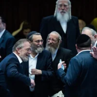 Le président de la commission des finances de la Knesset, Moshe Gafni (3e à partir de la gauche) et d'autres députés ultra-orthodoxes photographiés à la Knesset lors de l'adoption du budget 2025, le 25 mars 2025. (Crédit : Yonatan Sindel/Flash90)