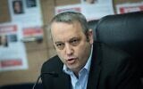Le député Les Démocrates, Gilad Kariv, dirigeant une réunion de la commission de l'Immigration, de l'Intégration et des Affaires de la Diaspora de la Knesset, à Jérusalem, le 26 mars 2025. (Crédit : Yonatan Sindel/Flash90)