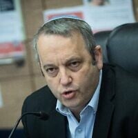 Le député Les Démocrates, Gilad Kariv, dirigeant une réunion de la commission de l'Immigration, de l'Intégration et des Affaires de la Diaspora de la Knesset, à Jérusalem, le 26 mars 2025. (Crédit : Yonatan Sindel/Flash90)