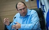 Le député Simcha Rothman (HaTzionout HaDatit) dirigeant un vote lors d'une réunion de la commission Constitution, du Droit et de la Justice à la Knesset, le 26 mars 2025. (Crédit : Yonatan Sindel/Flash90)