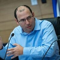 Le député Simcha Rothman (HaTzionout HaDatit) dirigeant un vote lors d'une réunion de la commission Constitution, du Droit et de la Justice à la Knesset, le 26 mars 2025. (Crédit : Yonatan Sindel/Flash90)