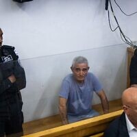 Eyal Yaffe, ancien combattant de la Guerre de Kippour, arrivant pour une audience après avoir été arrêté pour avoir harcelé une agente de la police des frontières lors d'une manifestation à Jérusalem, au tribunal de Jérusalem, le 29 mars 2025. (Crédit : Yonatan Sindel/Flash90)