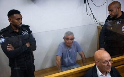 Eyal Yaffe, ancien combattant de la Guerre de Kippour, arrivant pour une audience après avoir été arrêté pour avoir harcelé une agente de la police des frontières lors d'une manifestation à Jérusalem, au tribunal de Jérusalem, le 29 mars 2025. (Crédit : Yonatan Sindel/Flash90)