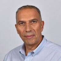 L'ancien chef de la marine, le vice-amiral (Rés.) Eli Sharvit, chez lui dans le centre d'Israël, le 19 janvier 2024. (Crédit : Israel Hadari/Flash90)