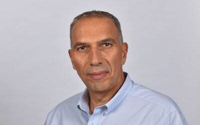 L'ancien chef de la marine, le vice-amiral (Rés.) Eli Sharvit, chez lui dans le centre d'Israël, le 19 janvier 2024. (Crédit : Israel Hadari/Flash90)